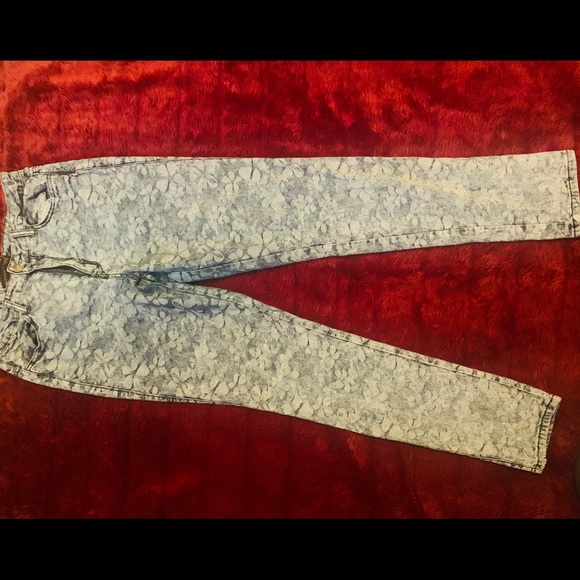 🌹Highwaisted Jeans with Flower Design - Picture 3 of 4